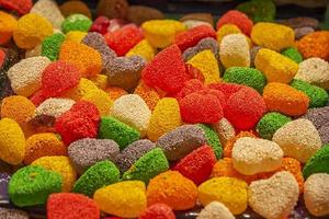 de nombreux bonbons colorés avec du sucre et des fruits de saveur. vue horizontale. photo