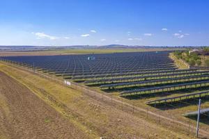 vue aérienne du drone au grand champ avec des rangées de panneaux solaires. photo