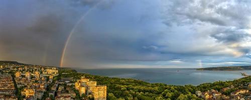 panorama époustouflant d'un grand arc-en-ciel sur la mer et la côte après la pluie photo