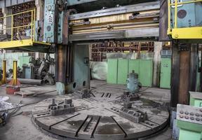 grandes machines industrielles en usine. tour à carrousel. vue horizontale photo