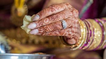 mains de la mariée indienne manger photo