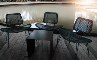 table en acier et trois chaises pour se détendre ou se réunir à l'extérieur photo
