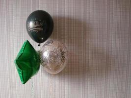 ballon bleu avec mots joyeux anniversaire sur fond jaune, espace pour le texte photo