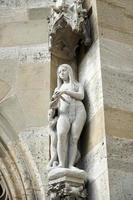 Rothenburg, Allemagne, 2014. statue d'une femme à l'extérieur de l'église St James à Rothenburg photo