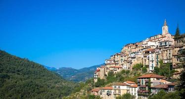apricale - vieux village italien dans la région de la ligurie photo