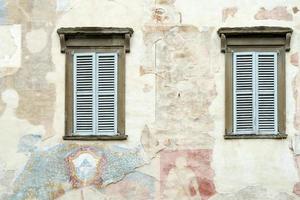 Bergame, Lombardie, Italie, 2014. ancienne fresque délavée sur un mur à citta alta bergamo photo