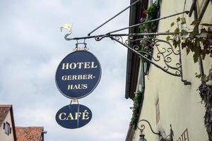 Rothenburg, Allemagne, 2014. Signe suspendu orné pour l'hôtel gerber-haus à Rothenburg photo