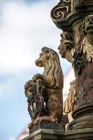 rothenburg, allemagne, 2014. statue d'un lion sur st. fontaine de george à rothenburg ob der tauben photo