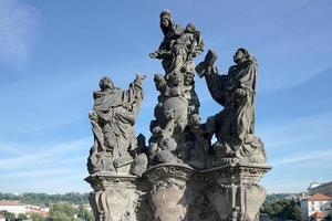 Prague, République tchèque, 2014. statue des saints dominic et thomas sur le pont charles à prague photo