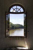 fenêtre ouverte sur une rivière