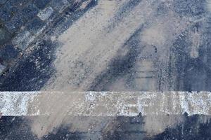 vue détaillée sur les surfaces d'asphalte de différentes rues et routes avec des fissures photo