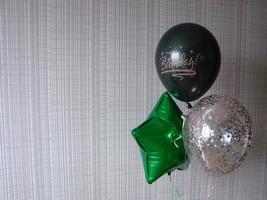 ballon bleu avec mots joyeux anniversaire sur fond jaune, espace pour le texte photo