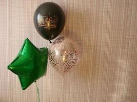 ballon bleu avec mots joyeux anniversaire sur fond jaune, espace pour le texte photo