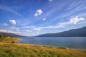 paysage d'automne relaxant au lac avec eau calme et ciel de beauté, dospat, bulgarie photo