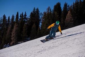 snowboarder dévalant la pente et ride style libre photo