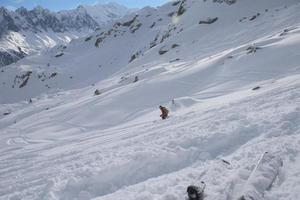 skieur freeride ski dans la poudreuse profonde photo