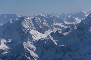 beau paysage de montagne en hiver photo