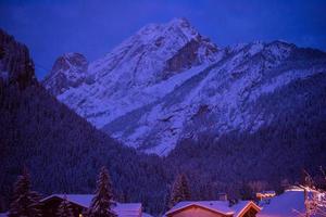 village de montagne dans les alpes la nuit photo