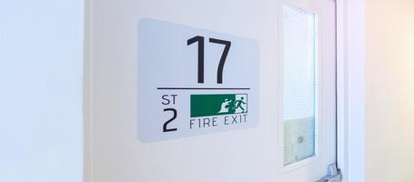 panneau de porte de sortie de secours en cas d'urgence. feu de cage d'escalier pour évasion dans un immeuble ou un appartement photo