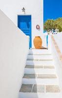 Escalier et vase en céramique près de la porte bleue, Sifnos, Grèce