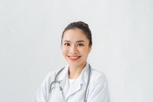 femme en blouse médicale, stéthoscope en salle de consultation photo