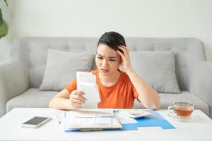 la femme au foyer gère le budget familial, le comptable fait du travail à distance sur papier à la maison photo