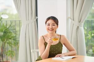 jolie femme appréciant son thé du matin dans le salon photo