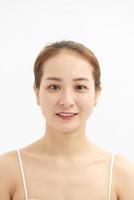 portrait de visage de femme asiatique de beauté. belle fille modèle de spa avec une peau propre et fraîche parfaite. concept de soins de la jeunesse et de la peau. isolé sur fond blanc photo