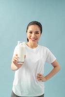 femme tenant un verre de lait photo