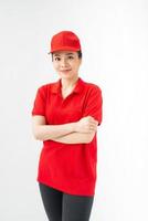 femme de livraison en uniforme rouge isolé sur fond blanc. photo