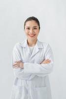 confiante femme médecin ou infirmière amicale dans une blouse de laboratoire debout avec les bras croisés souriant photo