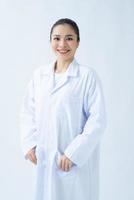 portrait d'une jeune femme médecin asiatique souriante dans un arrière-plan pour votre texte. photo