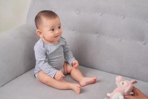 sourire bébé fille enfant en bas âge en body blanc photo