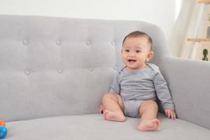 sourire bébé fille enfant en bas âge en body blanc photo