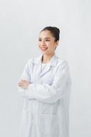 un portrait d'un beau médecin asiatique sur fond blanc photo