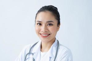 portrait d'une jeune femme médecin asiatique souriante dans un arrière-plan pour votre texte. photo