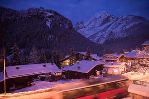 village de montagne dans les alpes la nuit photo