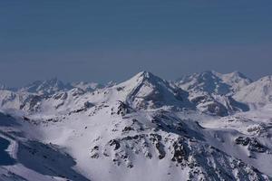 beau paysage de montagne en hiver photo