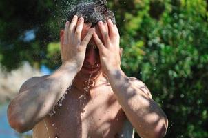 jeune homme relaxant sous la douche photo