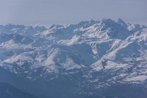 beau paysage de montagne en hiver photo