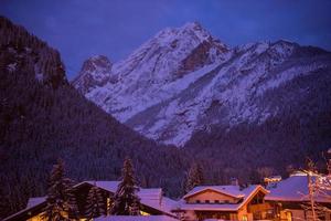 village de montagne dans les alpes la nuit photo