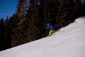 skieur s'amusant en courant en descente photo