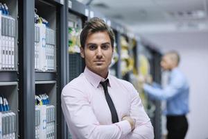 ingénieurs informatiques dans la salle des serveurs réseau photo