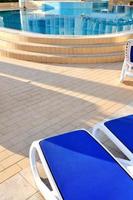 chaises vides au bord de la piscine de l'hôtel photo