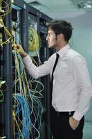 jeune ingénieur informatique dans la salle des serveurs du centre de données photo