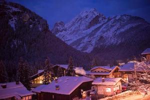 village de montagne dans les alpes la nuit photo