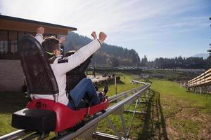 Suède, 2022 - un couple aime conduire sur des montagnes russes alpines photo