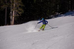 skieur s'amusant en courant en descente photo