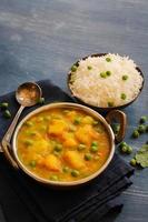aloo murmure curry et riz cuisine indienne photo