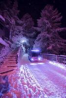 taxi-bus électrique dans la station de montagne de vacances sans voiture photo